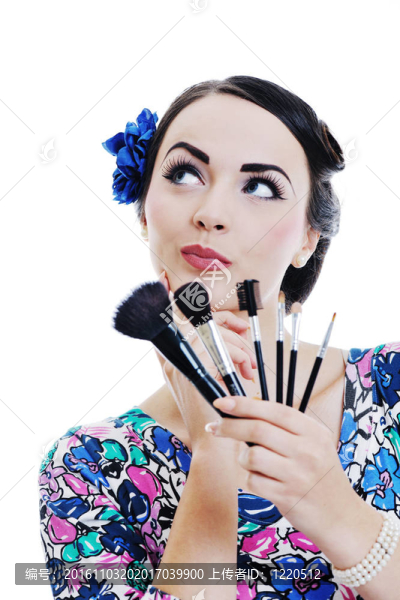 漂亮的年輕女人化妝