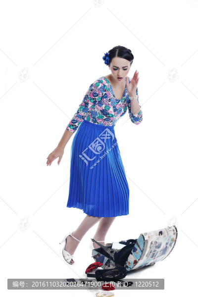 精致的女人與復(fù)古旅行袋分離