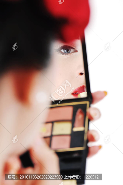 漂亮的年輕女人化妝