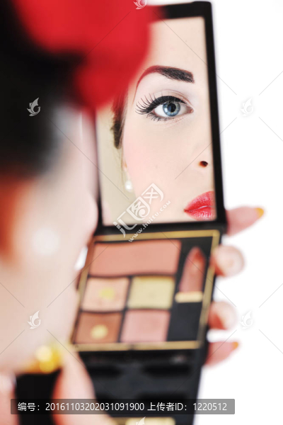 漂亮的年輕女人化妝