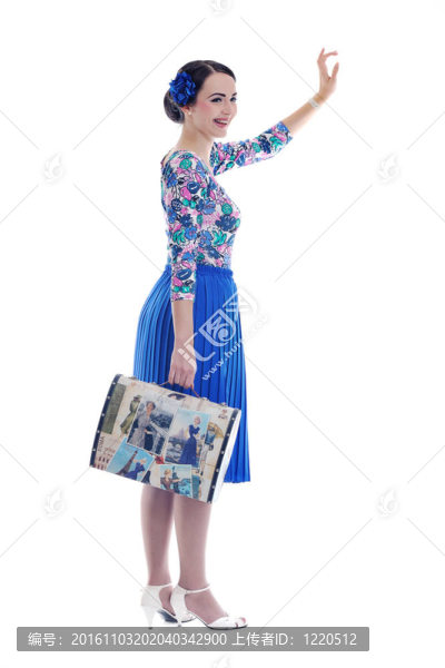 精致的女人與復(fù)古旅行袋分離