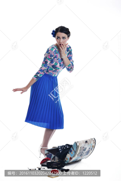 精致的女人與復(fù)古旅行袋分離