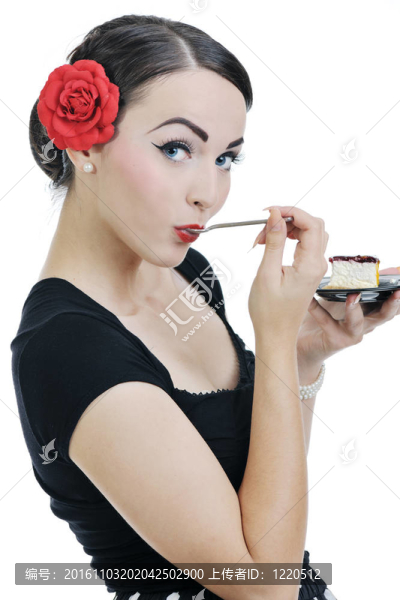 美麗的年輕女人吃甜蛋糕