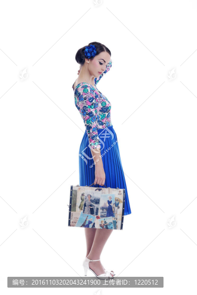 精致的女人與復(fù)古旅行袋分離