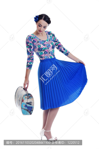 精致的女人與復(fù)古旅行袋分離