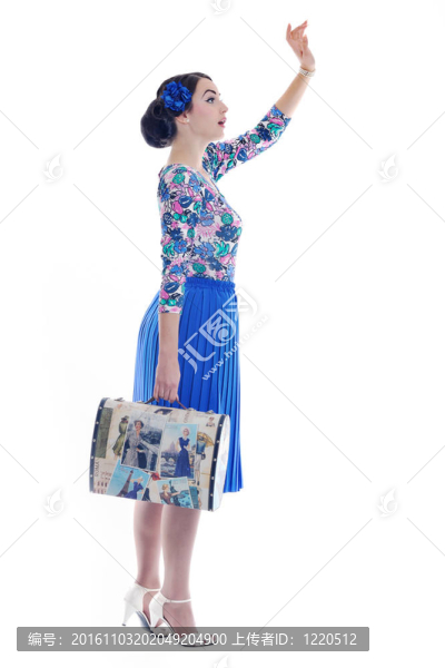 精致的女人與復(fù)古旅行袋分離