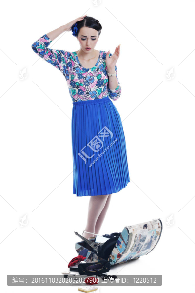 精致的女人與復古旅行袋分離