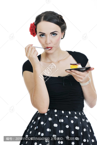 美麗的年輕女人吃甜蛋糕
