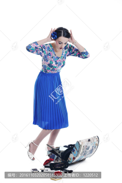 精致的女人與復古旅行袋分離