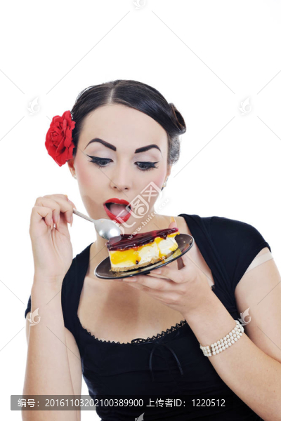 美麗的年輕女人吃甜蛋糕