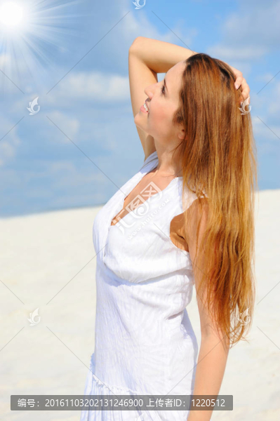 海灘上的美麗的女人
