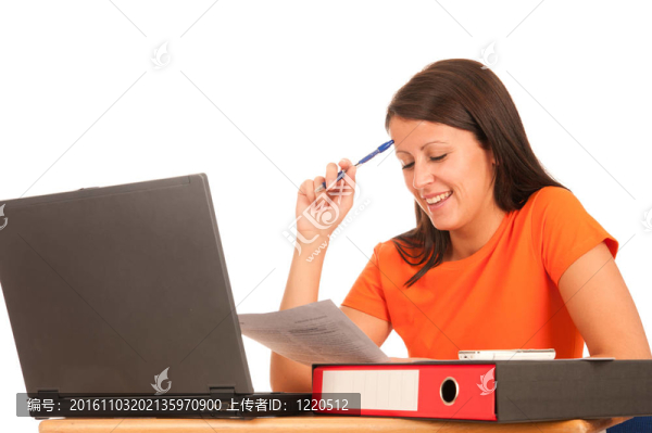 年輕漂亮的黑發(fā)工作筆記本