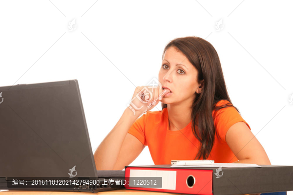 年輕漂亮的黑發(fā)工作筆記本