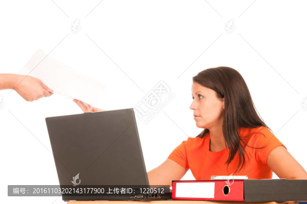 年輕漂亮的黑發(fā)工作筆記本