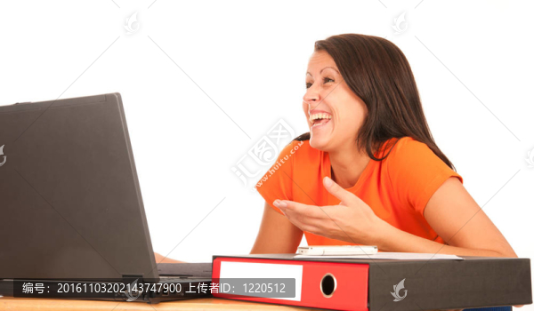 年輕漂亮的黑發(fā)工作筆記本