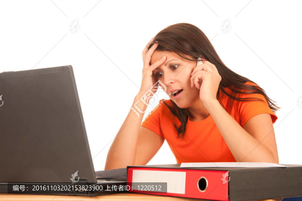 年輕漂亮的黑發(fā)工作筆記本
