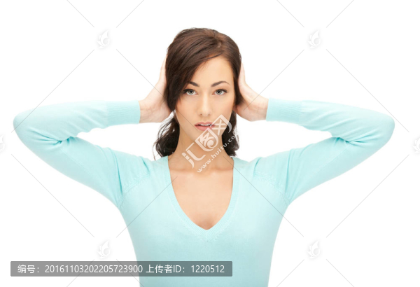 手在耳朵上的女人