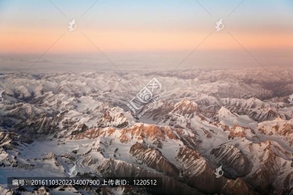 從飛機在塔什干山上美麗的景色；中國和Kirgistan；覆蓋著雪