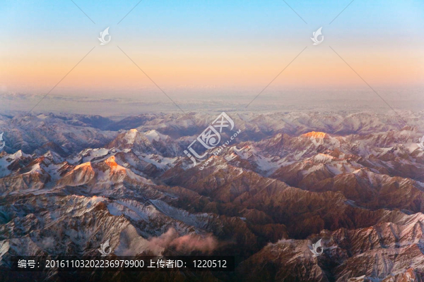 從飛機(jī)在塔什干山上美麗的景色；中國(guó)和Kirgistan；覆蓋著雪