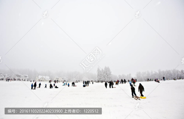 孩子們在冬天的雪一滑道滑冰