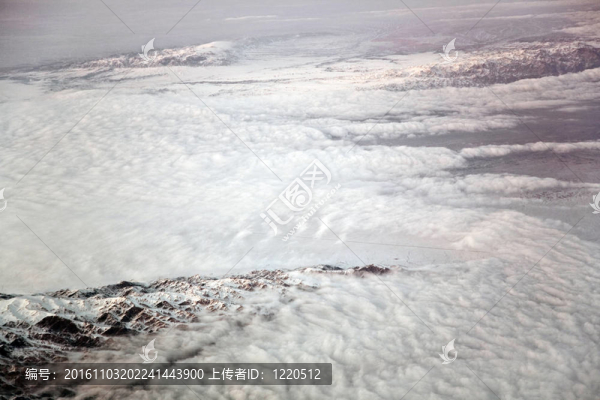 從飛機(jī)在塔什干山上美麗的景色；中國(guó)和Kirgistan；覆蓋著雪