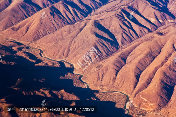 美麗的景色從飛機(jī)到山上的喜馬拉雅中國(guó)西藏一側(cè)積雪