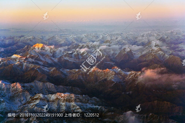 從飛機(jī)在塔什干山上美麗的景色；中國和Kirgistan；覆蓋著雪