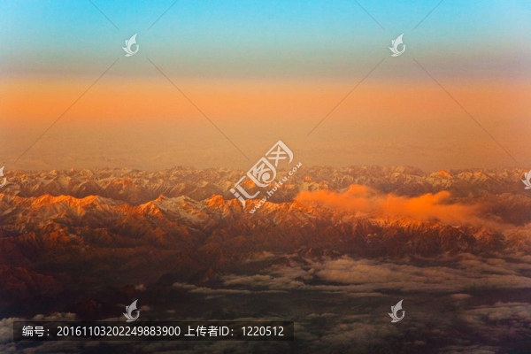 從飛機(jī)在塔什干山上美麗的景色；中國(guó)和Kirgistan；覆蓋著雪