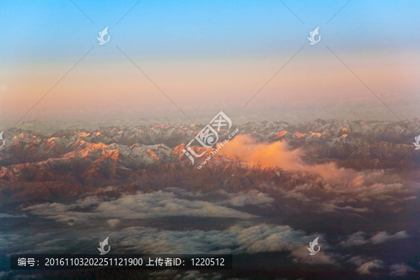 從飛機在塔什干山上美麗的景色；中國和Kirgistan；覆蓋著雪