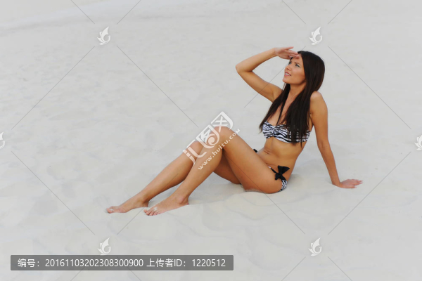 海灘上的美麗的女人