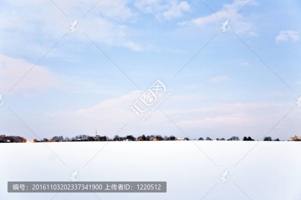 與樹(shù)木在冬天的雪壩