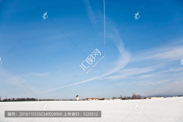 美麗的景觀與水塔和住房面積在冬季和藍(lán)天
