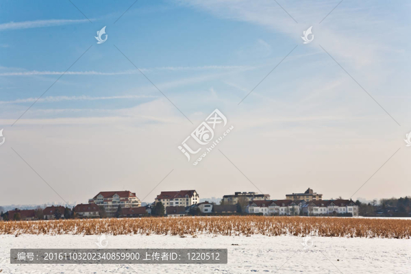 美麗的景觀與水塔和住房面積在冬季和藍(lán)天