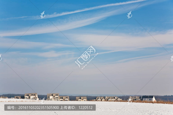 美麗的景觀與水塔和住房面積在冬季和藍(lán)天