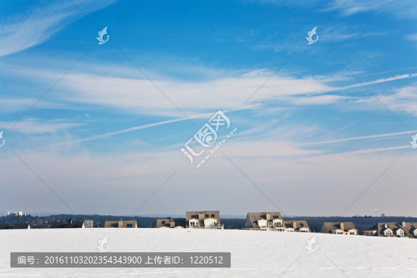 美麗的景觀與水塔和住房面積在冬季和藍天