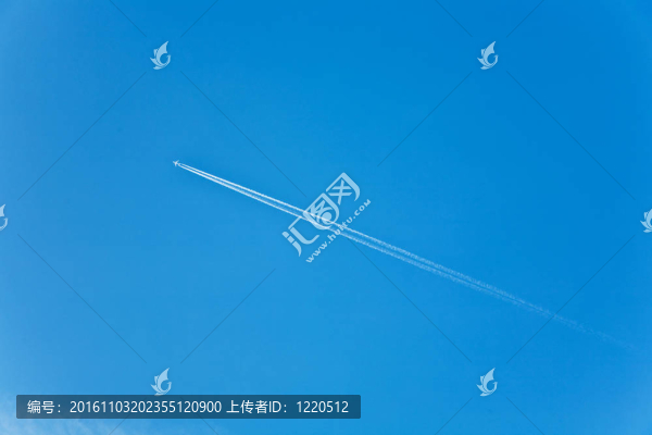 藍色的天空中有一架飛機的軌跡分析