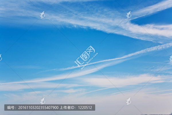 藍色的天空中有一架飛機的軌跡分析