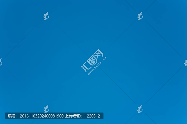 藍(lán)色的天空中有一架飛機(jī)的軌跡分析