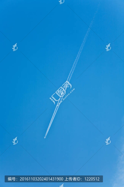 藍(lán)色的天空中有一架飛機(jī)的軌跡分析