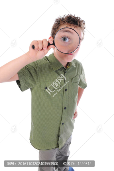 男孩透過(guò)放大鏡看