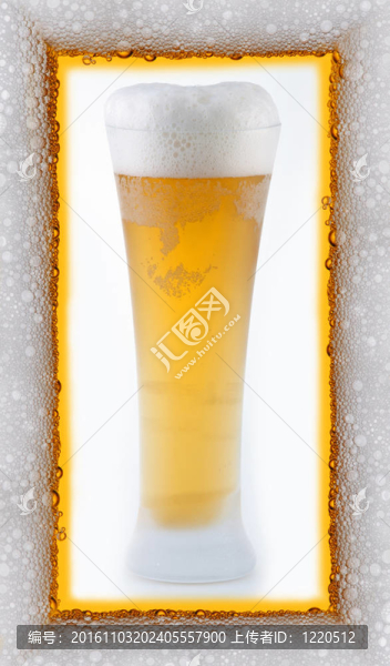 泡沫框架中的啤酒杯
