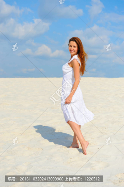 海灘上的美麗的女人