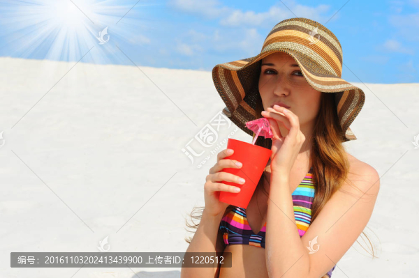海灘上的美麗的女人