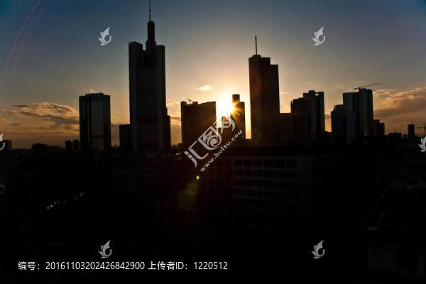 法蘭克福市中心的摩天大樓日落