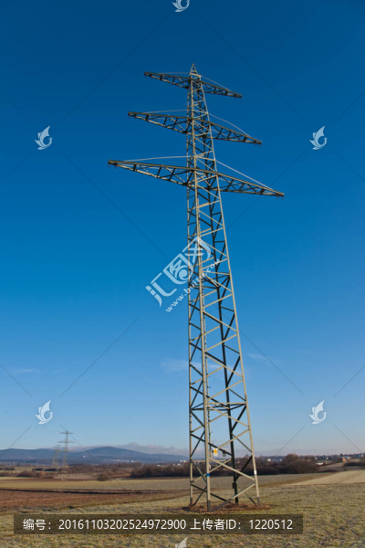 美麗景觀中的電能塔