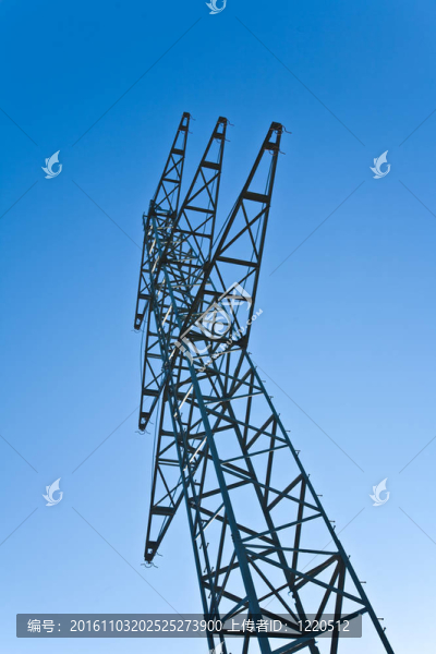 美麗景觀中的電能塔
