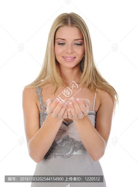 女人看著她張開的手掌。