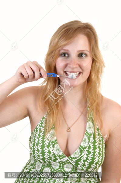 刷牙的女孩。