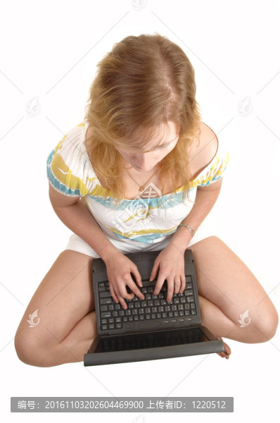 少女與筆記本電腦。