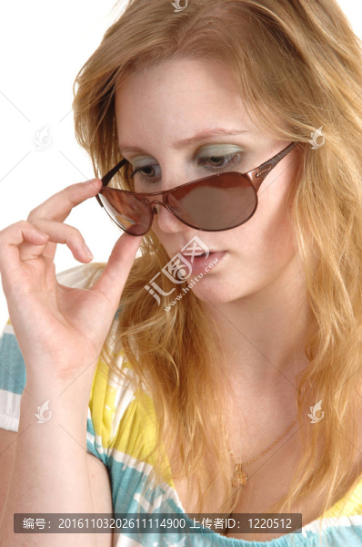 帶太陽眼鏡的女人。